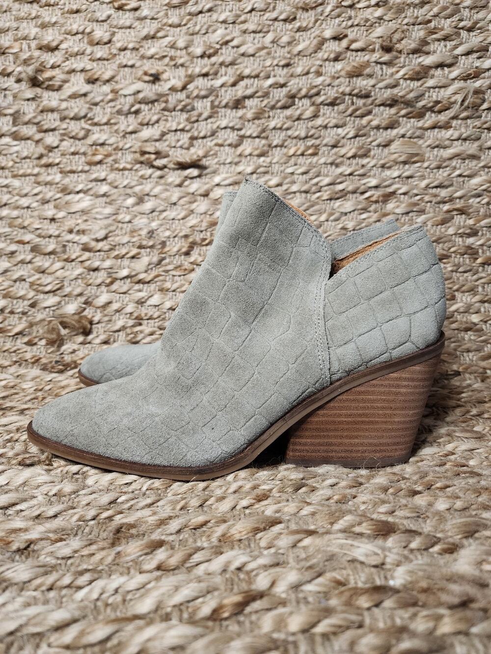 Lucky Brand Saucie Comfort Embossed Croc Suede Ankle Booties Size 8.5 NEW